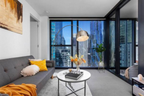 Unique & Spacious Retreat - Cozy Balcony City View